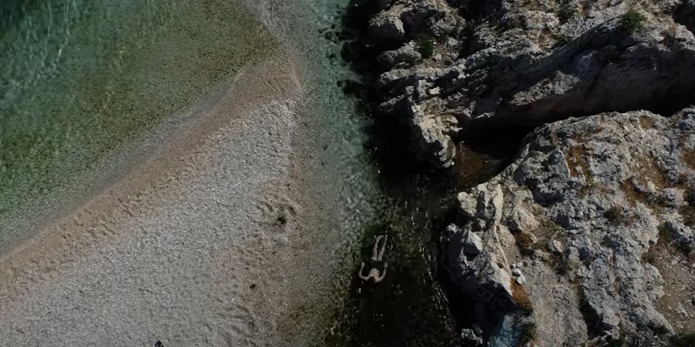 Αλμυρή Κορινθίας: Η άγνωστη παραλία με την φυσική δροσερή νεροτσουλήθρα που λατρεύουν τα παιδιά. - ΚΟΡΙΝΘΙΑ