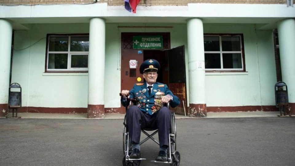 Ρωσία: Βετεράνος 102 ετών νίκησε την Covid-19 – «Ξαναγεννήθηκα» - ΔΙΕΘΝΗ
