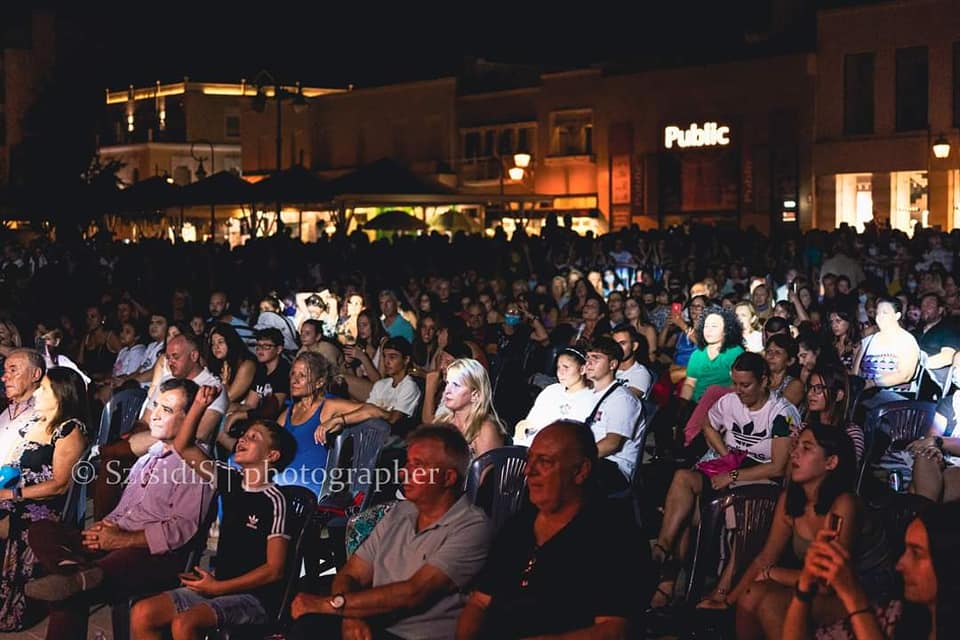 Συναυλία «υγειονομική βόμβα» από τον Δήμο Κορινθίων στην κεντρική πλατεία [εικόνες & βίντεο] - ΚΟΡΙΝΘΙΑ
