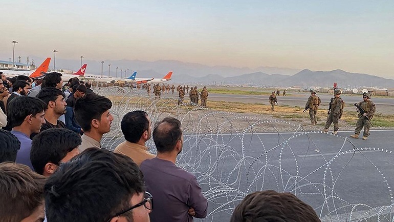 Αμερικανοί στρατιώτες έριξαν πυρά τη νύχτα προκειμένου να ελέγξουν το πλήθος στο αεροδρόμιο της Καμπούλ - ΔΙΕΘΝΗ