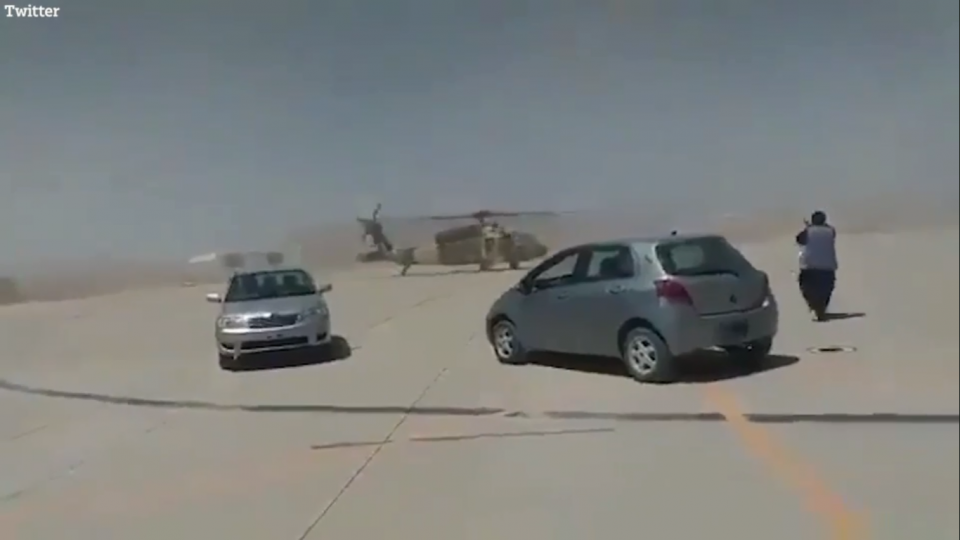 Βίντεο: Ταλιμπάν «κόβει» βόλτες με εγκαταλελειμμένο αμερικανικό ελικόπτερο- Δεν μπορεί να το απογειώσει - ΔΙΕΘΝΗ