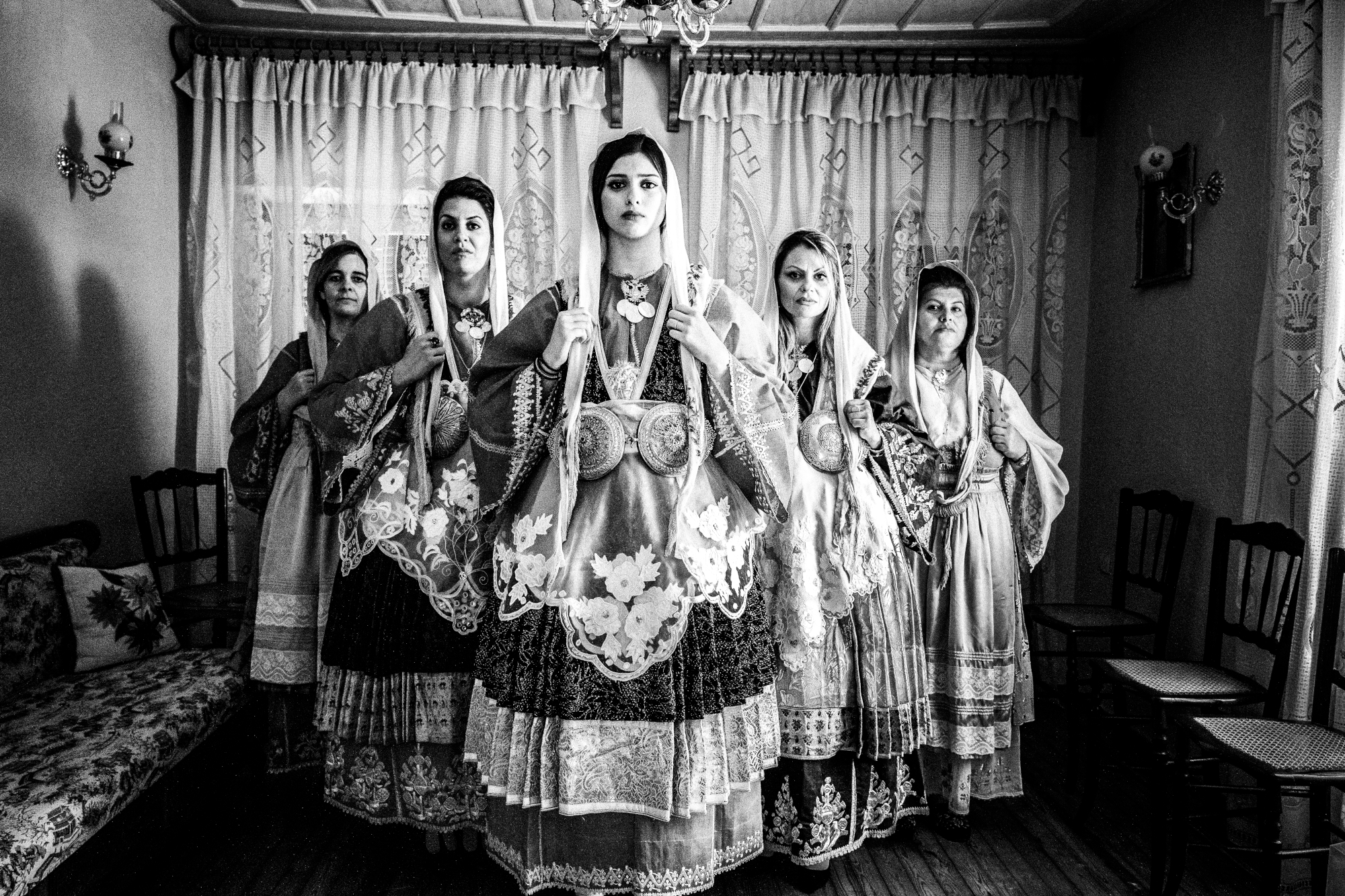 Οι «Καρυάτιδες» του Γιώργου Τατάκη – Ενα project-ύμνος στις ελληνικές φορεσιές - ΠΟΛΙΤΙΣΜΟΣ