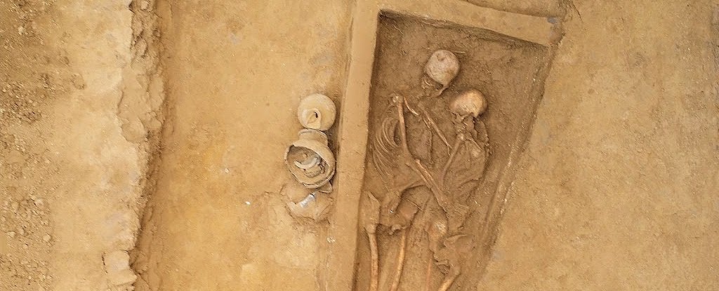 Κίνα: Ζευγάρι εραστών βρέθηκε αγκαλιασμένο μετά από 1.500 χρόνια - ΔΙΕΘΝΗ
