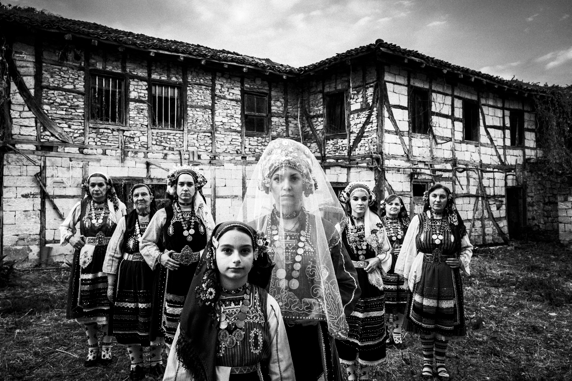 Οι «Καρυάτιδες» του Γιώργου Τατάκη – Ενα project-ύμνος στις ελληνικές φορεσιές - ΠΟΛΙΤΙΣΜΟΣ