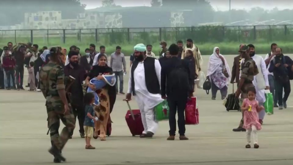 Αφγανιστάν: Αναφορές για παιδιά που αγνοούνται εν μέσω του χάους στο αεροδρόμιο της Καμπούλ - ΔΙΕΘΝΗ