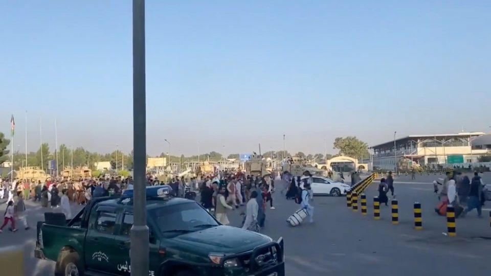 Χάος στο Αφγανιστάν: Πέντε νεκροί στο αεροδρόμιο της Καμπούλ [σκληρές εικόνες] - ΔΙΕΘΝΗ