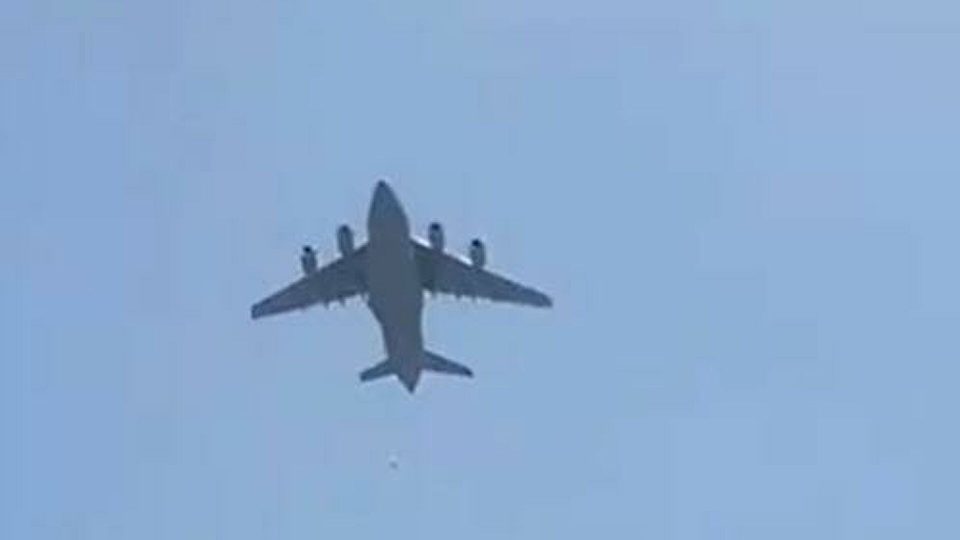 Αφγανιστάν: Σοκαριστικό βίντεο δείχνει ανθρώπους να πέφτουν από αεροπλάνο που απογειώνεται - ΔΙΕΘΝΗ