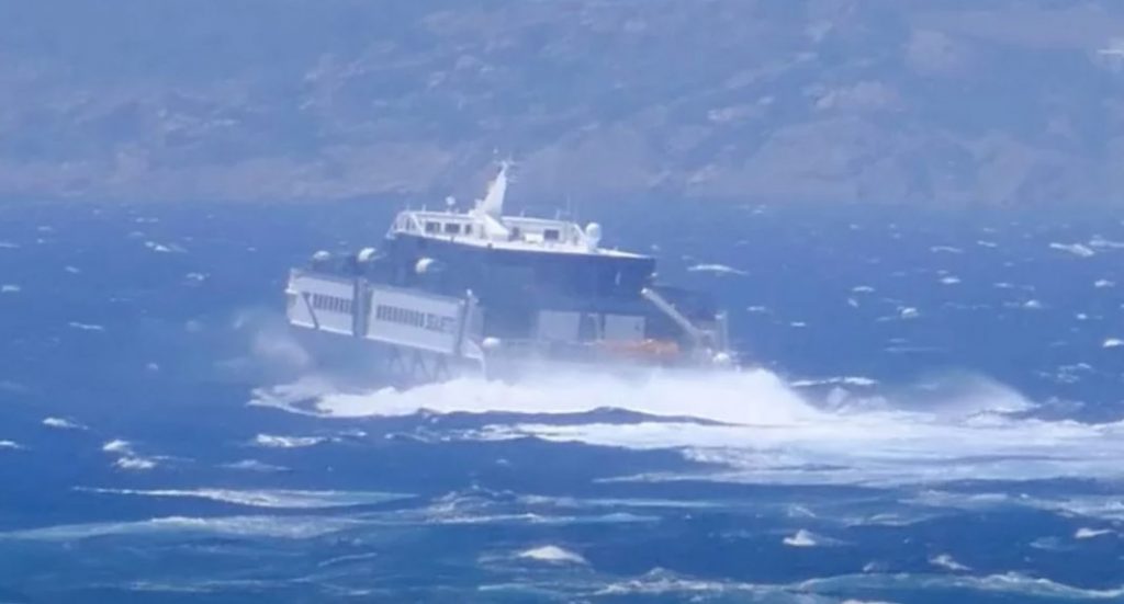 Δείτε τη «μάχη» του Sifnos Jet στο Αιγαίο με τα κύματα - ΕΛΛΑΔΑ