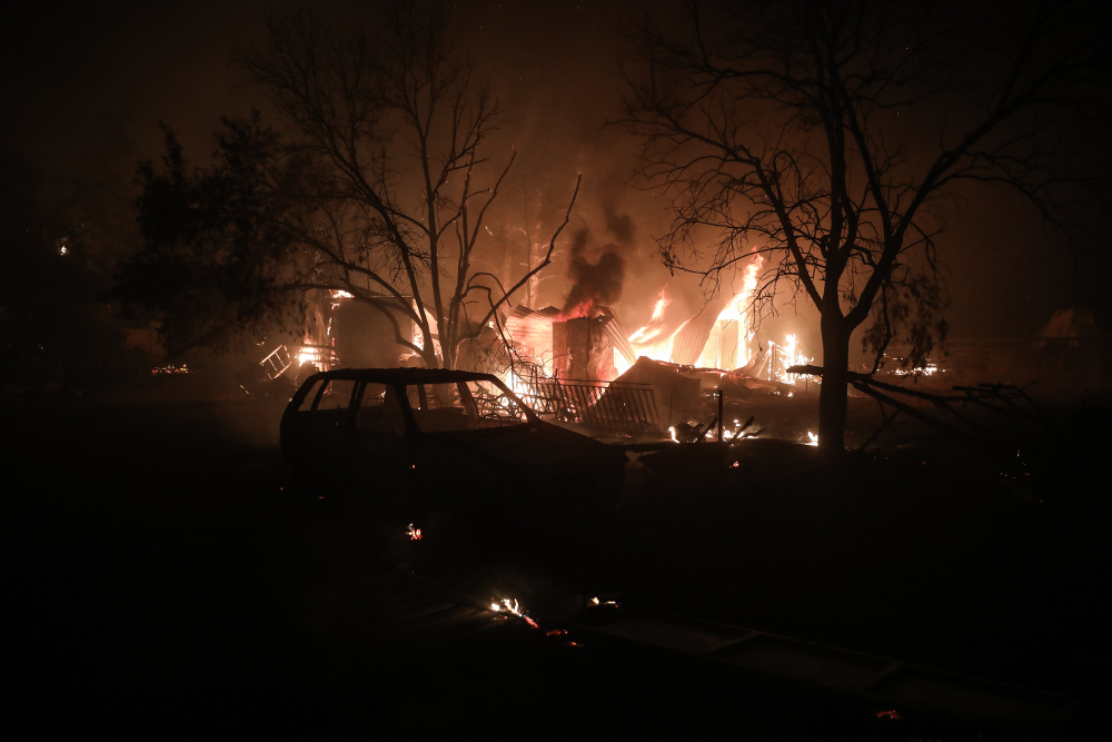 Μαίνεται η πυρκαγιά στην περιοχή της Βαρυμπόμπης – Συγκλονιστικά βίντεο - ΕΛΛΑΔΑ