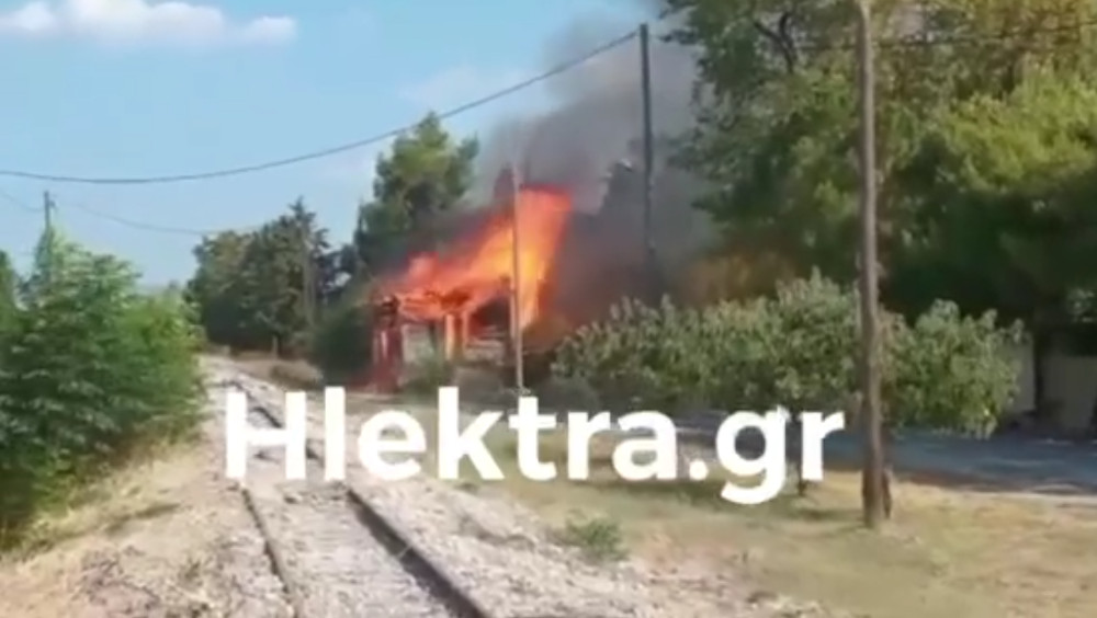 Φωτιά στον παλιό σταθμό του ΟΣΕ στο Κοκκώνι Κορινθίας - ΚΟΡΙΝΘΙΑ
