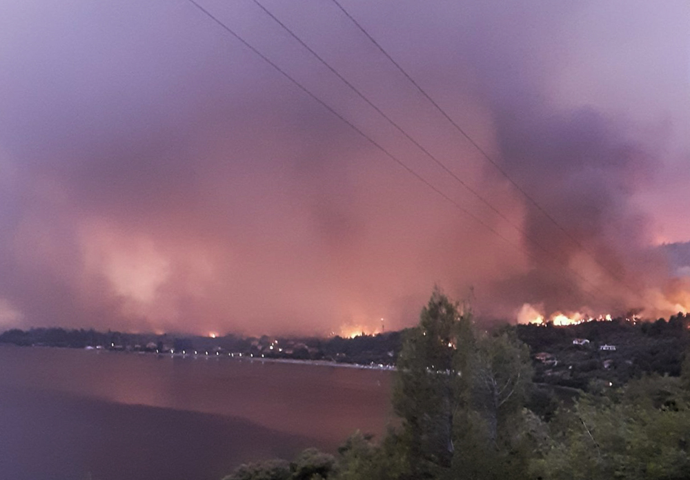 Φωτιά στην Εύβοια: Δύσκολες ώρες- Πάνω από 10 οικισμοί έχουν εκκενωθεί	– Τραυματίστηκαν πυροσβέστες - ΕΛΛΑΔΑ