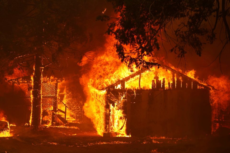 Η Καλιφόρνια δίνει μάχη εναντίον της δεύτερης μεγαλύτερης πυρκαγιάς στην ιστορία της - ΕΛΛΑΔΑ
