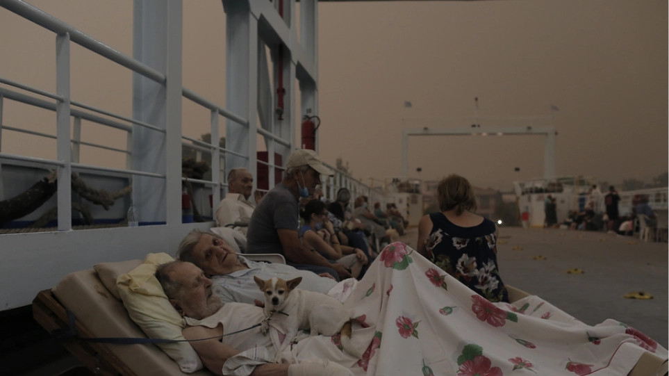 Φωτιά στην Εύβοια: Συγκινεί η φωτογραφία των ηλικιωμένων πυρόπληκτων πάνω στο ferry boat - ΕΛΛΑΔΑ