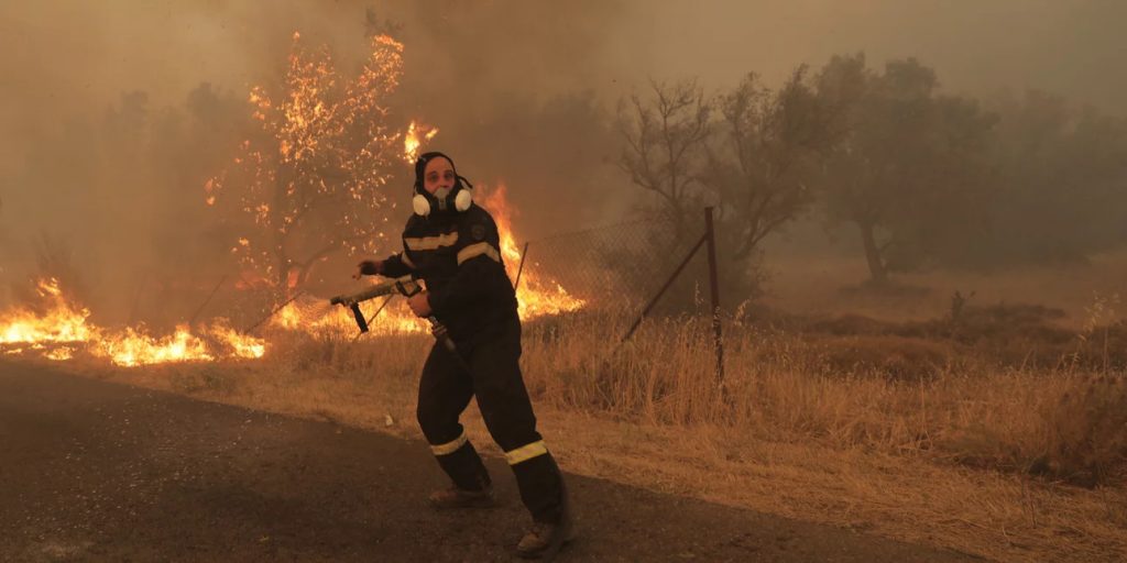 Πολίτες με ήπια αναπνευστικά προβλήματα από τις πυρκαγιές σε δομές υγείας στην Πελοπόννησο - ΕΛΛΑΔΑ