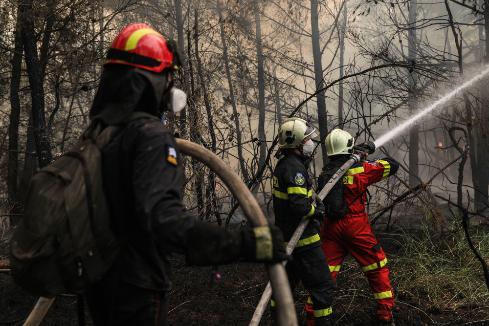 Οι Ρουμάνοι πυροσβέστες διαψεύδουν τα fake news – «Η φωτιά δεν μπορούσε να σβηστεί σε μία μέρα» - ΕΛΛΑΔΑ