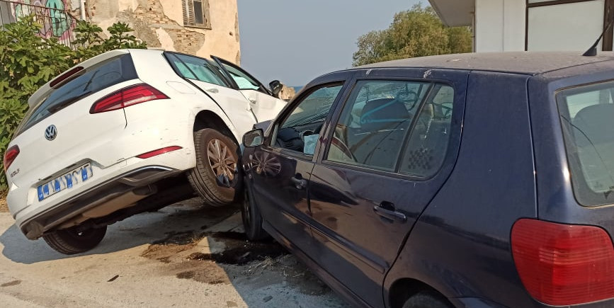 Κορινθία: Τροχαίο στην Ποσειδωνία – Το ένα αυτοκίνητο μπήκε κάτω από το άλλο - ΚΟΡΙΝΘΙΑ