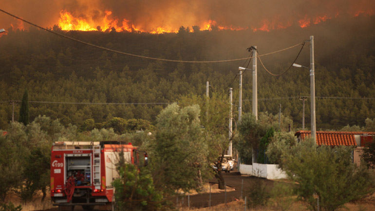 Καίγονται σπίτια στα Βίλια - ΕΛΛΑΔΑ