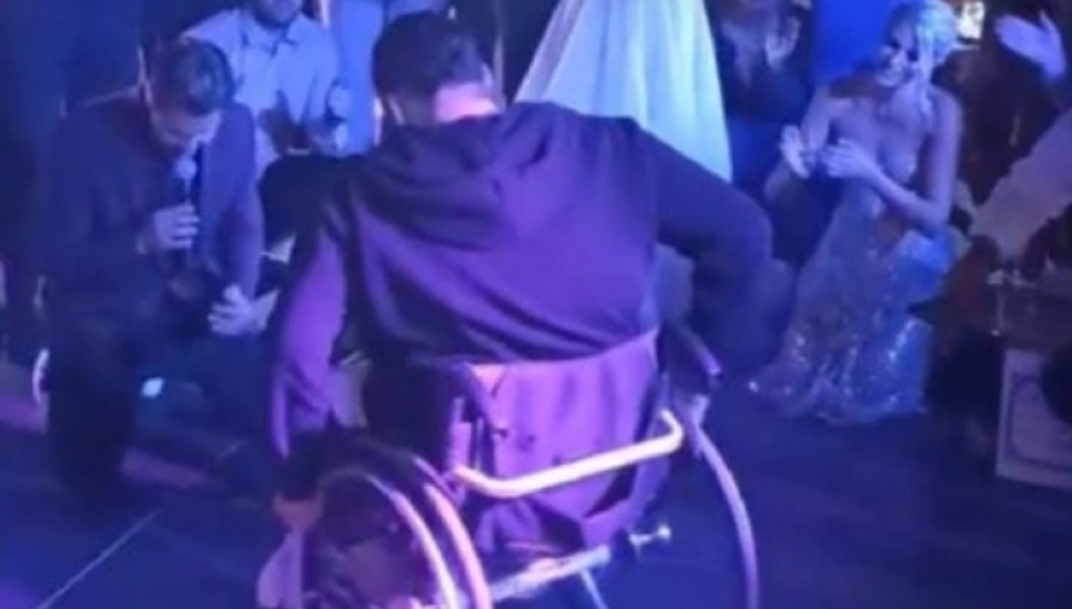 Αστυνομικός σε αναπηρικό καροτσάκι «χορεύει» ζεϊμπέκικο μπροστά στον Γιώργο Τσαλίκη (vid) - LIFESTYLE