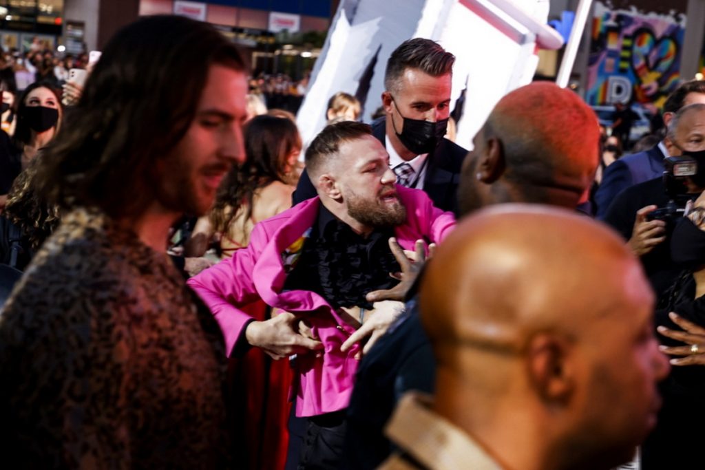 Βραβεία MTV: Η στιγμή που ο Κόνορ ΜακΓκρέγκορ τσαμπουκαλεύεται στο κόκκινο χαλί - LIFESTYLE