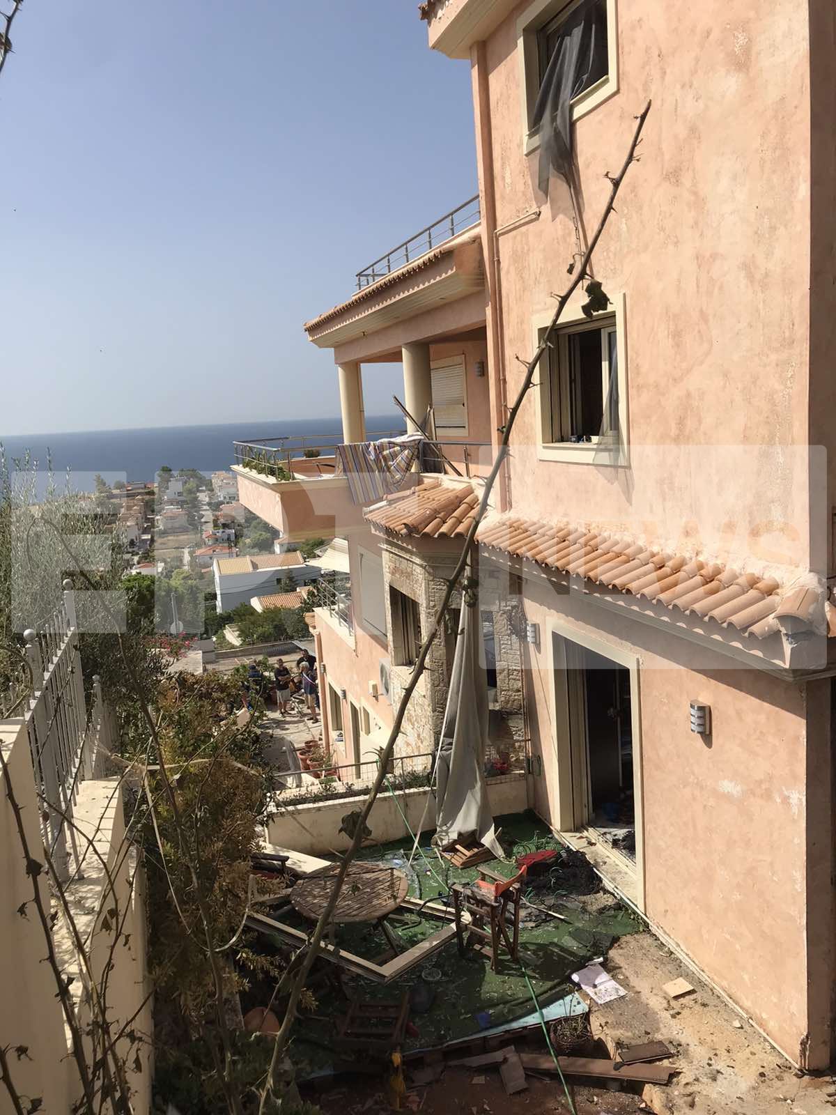 Έκρηξη στα Καλύβια: Εικόνες καταστροφής από το σπίτι – Σοβαρή η κατάσταση του πατέρα - ΕΛΛΑΔΑ