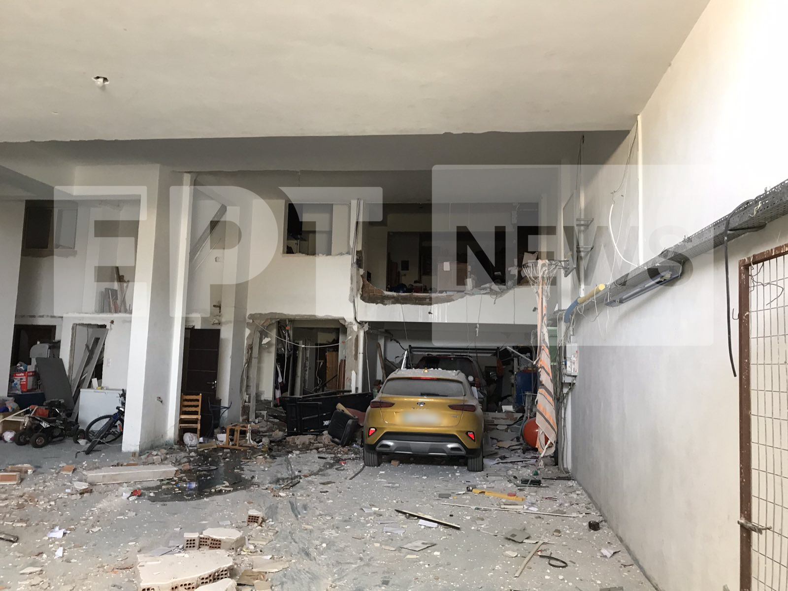 Έκρηξη στα Καλύβια: Εικόνες καταστροφής από το σπίτι – Σοβαρή η κατάσταση του πατέρα - ΕΛΛΑΔΑ