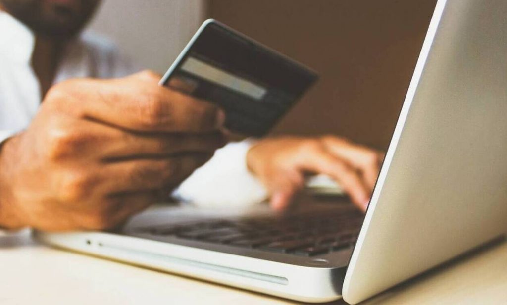Ηλεκτρονικές αποδείξεις: Έκπτωση φόρου για όσους πληρώνουν με κάρτες – Ποιες «μετράνε» διπλά - ΟΙΚΟΝΟΜΙΑ