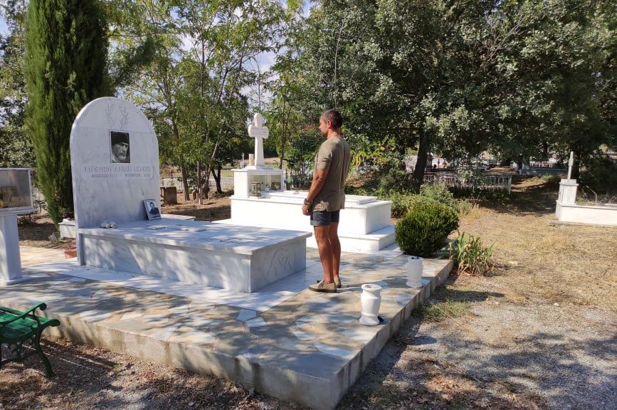 Manu Benett: O Χολιγουντιανός ηθοποιός στον τάφο του «γίγαντα» Στέφανου Μιλτσακάκη στο Σουφλί - ΠΟΛΙΤΙΣΜΟΣ