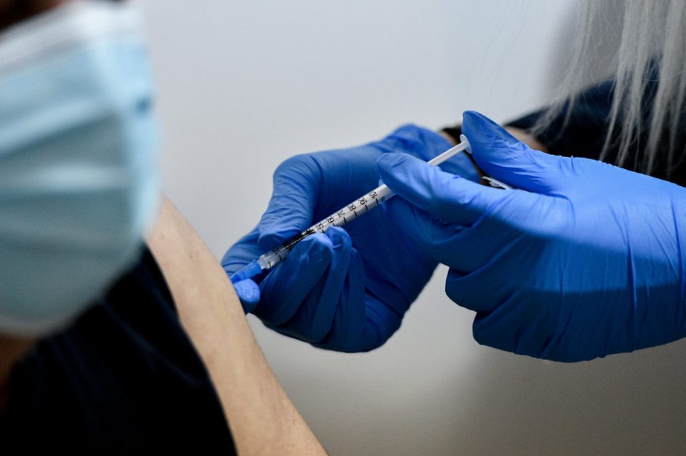 Κορωνοϊός: Το 1/3 των διστακτικών τελικά εμβολιάζονται, σύμφωνα με αμερικανική έρευνα - ΥΓΕΙΑ