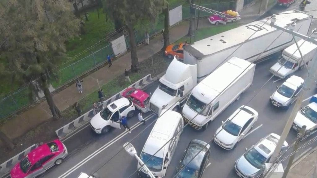 Χάος στην Πόλη του Μεξικού: Οδηγός φορτηγού τρελάθηκε και παρέσυρε όποιο όχημα έβρισκε - ΠΕΡΙΕΡΓΑ