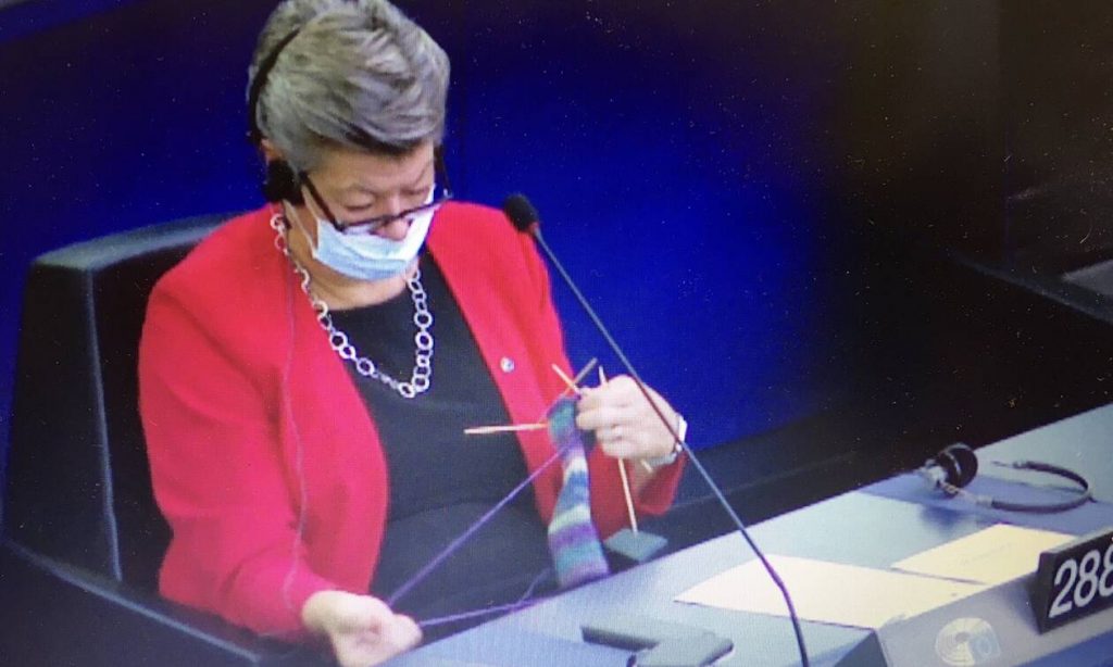 Απίστευτες εικόνες στο Ευρωκοινοβούλιο: Η φον ντερ Λάιεν μιλούσε και δύο επίτροποι… έπλεκαν! - ΠΕΡΙΕΡΓΑ