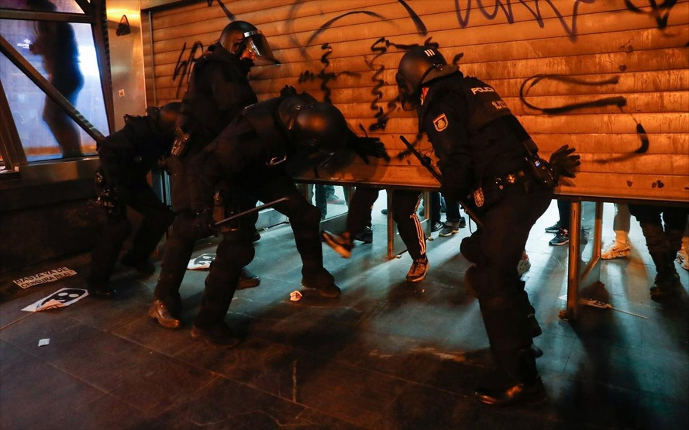 Ισπανία: 25.000 άτομα στο μεγαλύτερο «κορωνοπάρτι» από την αρχή της πανδημίας – Επεισόδια και 235 συλλήψεις - ΔΙΕΘΝΗ