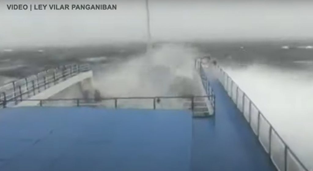 Βίντεο: Μανιασμένα κύματα χτυπούν πλοίο στις Φιλιππίνες εν μέσω κυκλώνα - ΠΕΡΙΕΡΓΑ