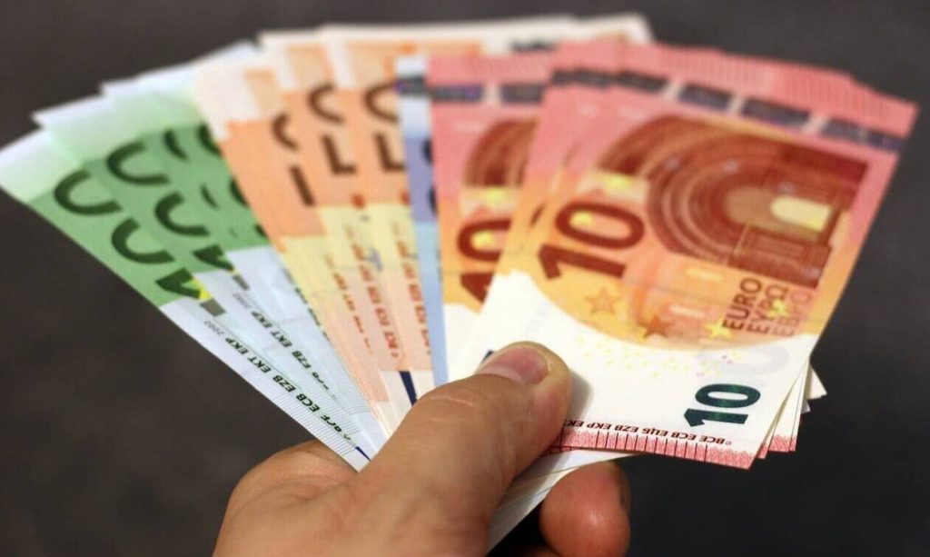 Ειδικό Βοήθημα ΟΑΕΔ: Ποιοι δικαιούνται να λάβουν έως 720 ευρώ - ΟΙΚΟΝΟΜΙΑ