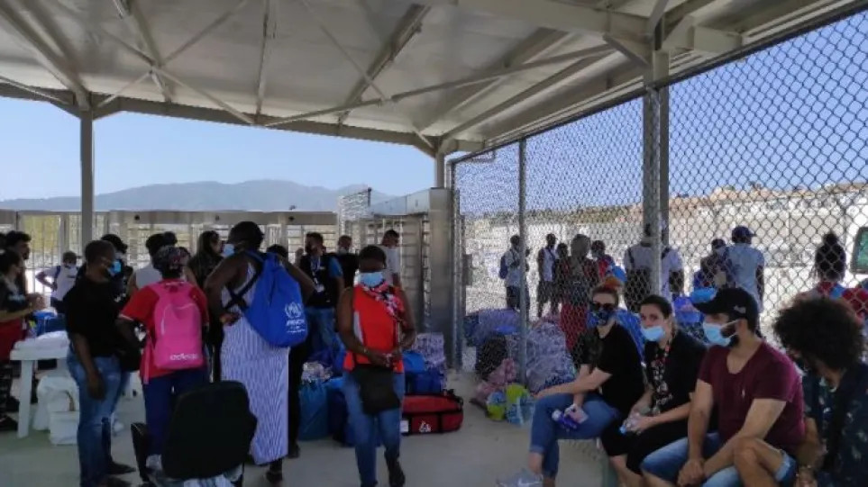 Σάμος: Ξεκίνησε η μεταφορά αιτούντων άσυλο στη νέα κλειστή δομή - ΕΛΛΑΔΑ