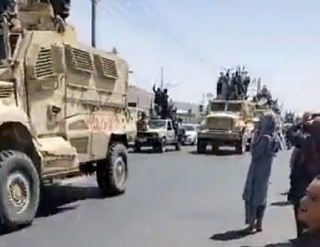 Ταλιμπάν στην Κανταχάρ κάνουν παρέλαση με στρατιωτικά οχήματα των ΗΠΑ - ΔΙΕΘΝΗ