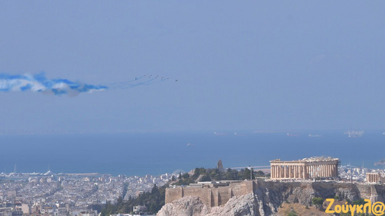 Εντυπωσιακές εικόνες: Μαχητικά Rafale σχημάτισαν την ελληνική σημαία πάνω από την Ακρόπολη - ΕΘΝΙΚΑ