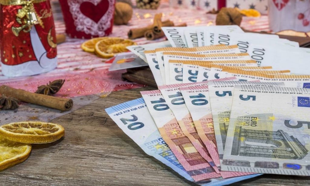 Έκτακτο μέρισμα: Ποιοι θα λάβουν Χριστουγεννιάτικο μποναμά έως 900 ευρώ - ΟΙΚΟΝΟΜΙΑ