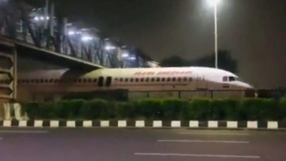 Απίστευτο: Αεροπλάνο κόλλησε κάτω από γέφυρα στο Νέο Δελχί [βίντεο] - ΠΕΡΙΕΡΓΑ