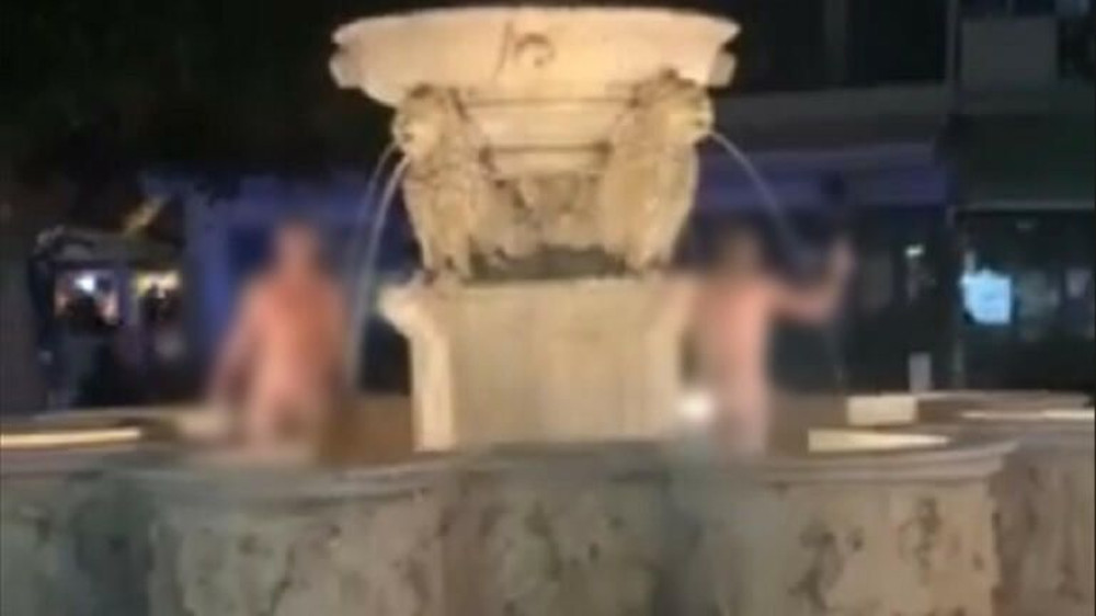 Ηράκλειο – Βούτηξαν γυμνοί στο συντριβάνι στην πλατεία των Λιονταριών - ΕΛΛΑΔΑ