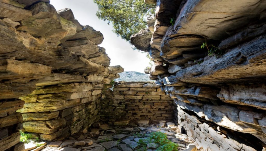 Τα γιγάντια Δρακόσπιτα της Νότιας Εύβοιας: Ακόμα ένα αρχαιολογικό μυστήριο - ΠΕΡΙΕΡΓΑ
