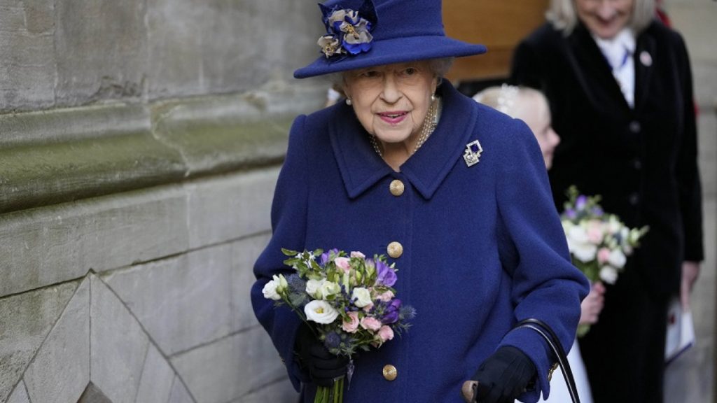 Βασίλισσα Ελισάβετ: Η πρώτη δημόσια εμφάνισή της με μπαστούνι - LIFESTYLE