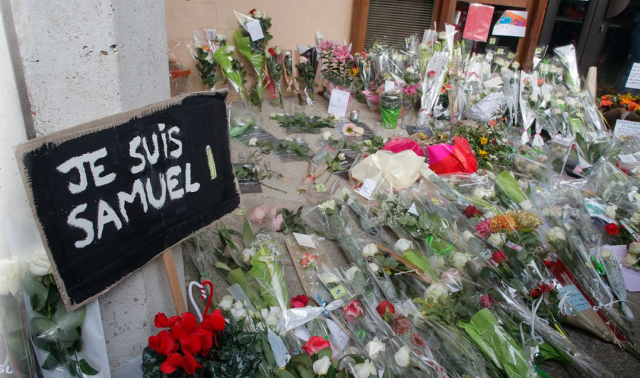 Γαλλία: Φόρος τιμής στον εκπαιδευτικό που αποκεφαλίστηκε για τα σκίτσα του Μωάμεθ - ΔΙΕΘΝΗ
