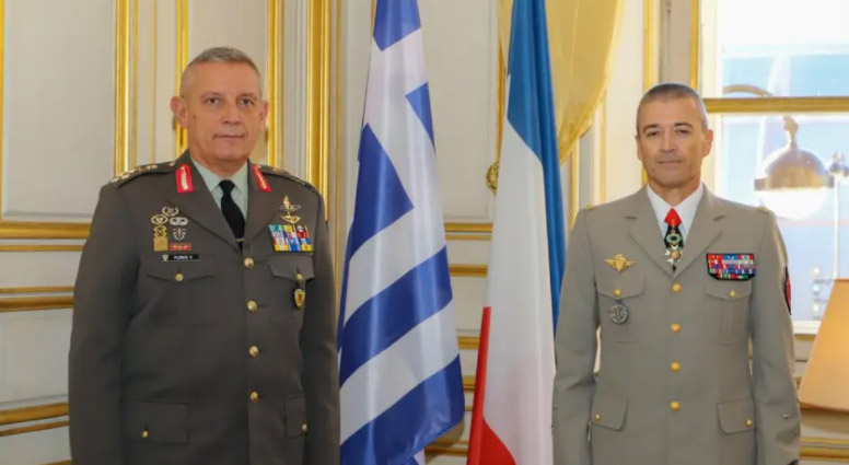 Με το μετάλλιο της Λεγεώνας της Τιμής τιμήθηκε ο αρχηγός ΓΕΕΘΑ Κωνσταντίνος Φλώρος στο Παρίσι - ΕΛΛΑΔΑ