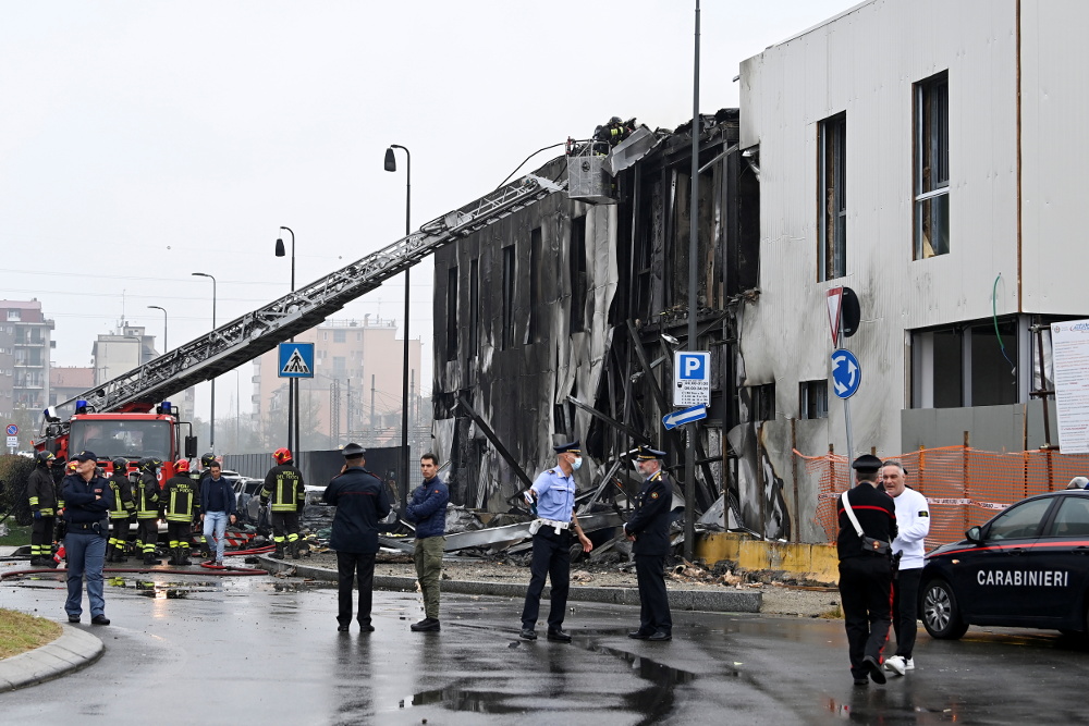 Ιταλία: 8 νεκροί, ανάμεσά τους ένα παιδί από συντριβή αεροπλάνου στο Μιλάνο - ΔΙΕΘΝΗ