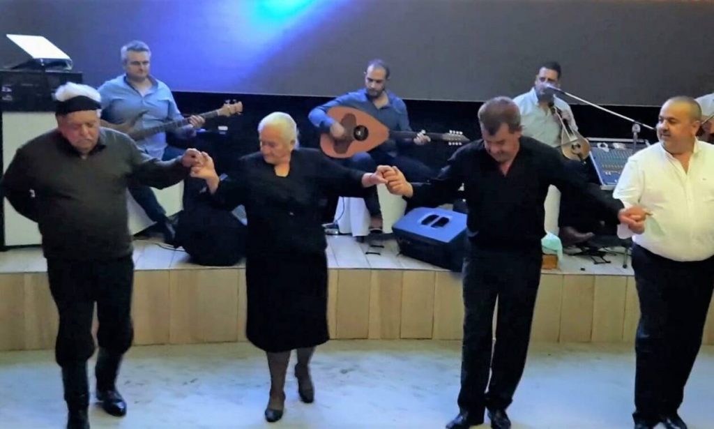 Πραγματικός λεβέντης: Κρητικός 90 ετών σέρνει το χορό (vid) - ΠΕΡΙΕΡΓΑ
