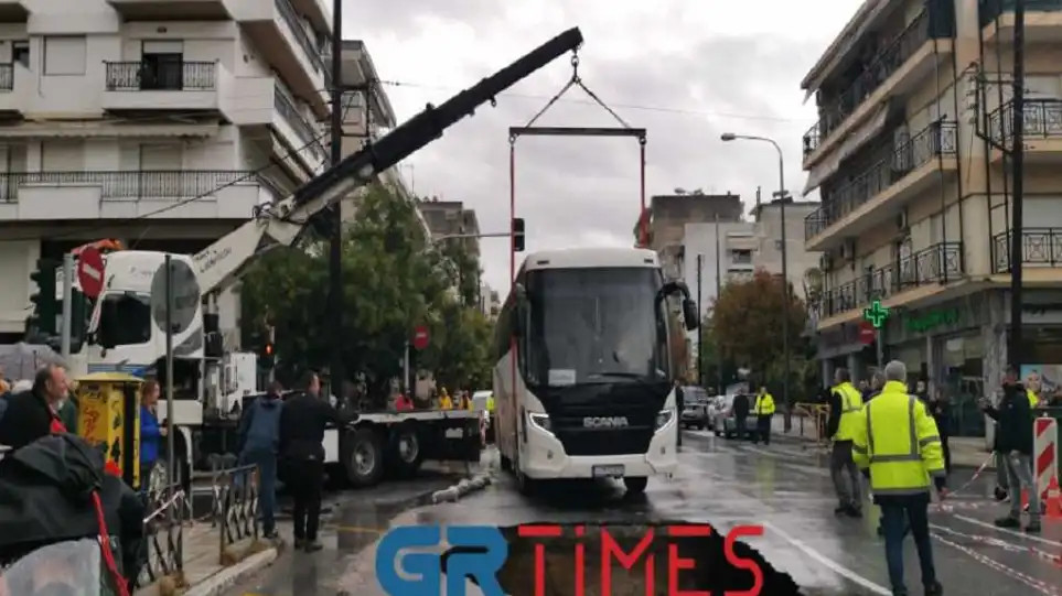 Δείτε βίντεο και φωτογραφίες από την τεράστια τρύπα που «κατάπιε» λεωφορείο στη Θεσσαλονίκη - ΕΛΛΑΔΑ
