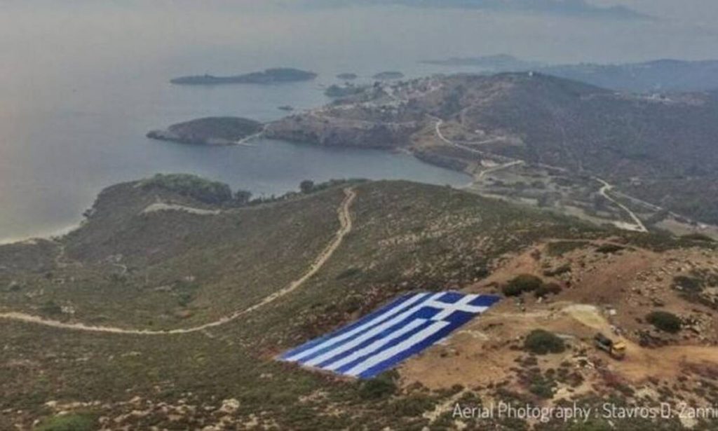 Οινούσσες: Δυναμική απάντηση στους Τούρκους με τεράστια ελληνική σημαία - ΕΘΝΙΚΑ