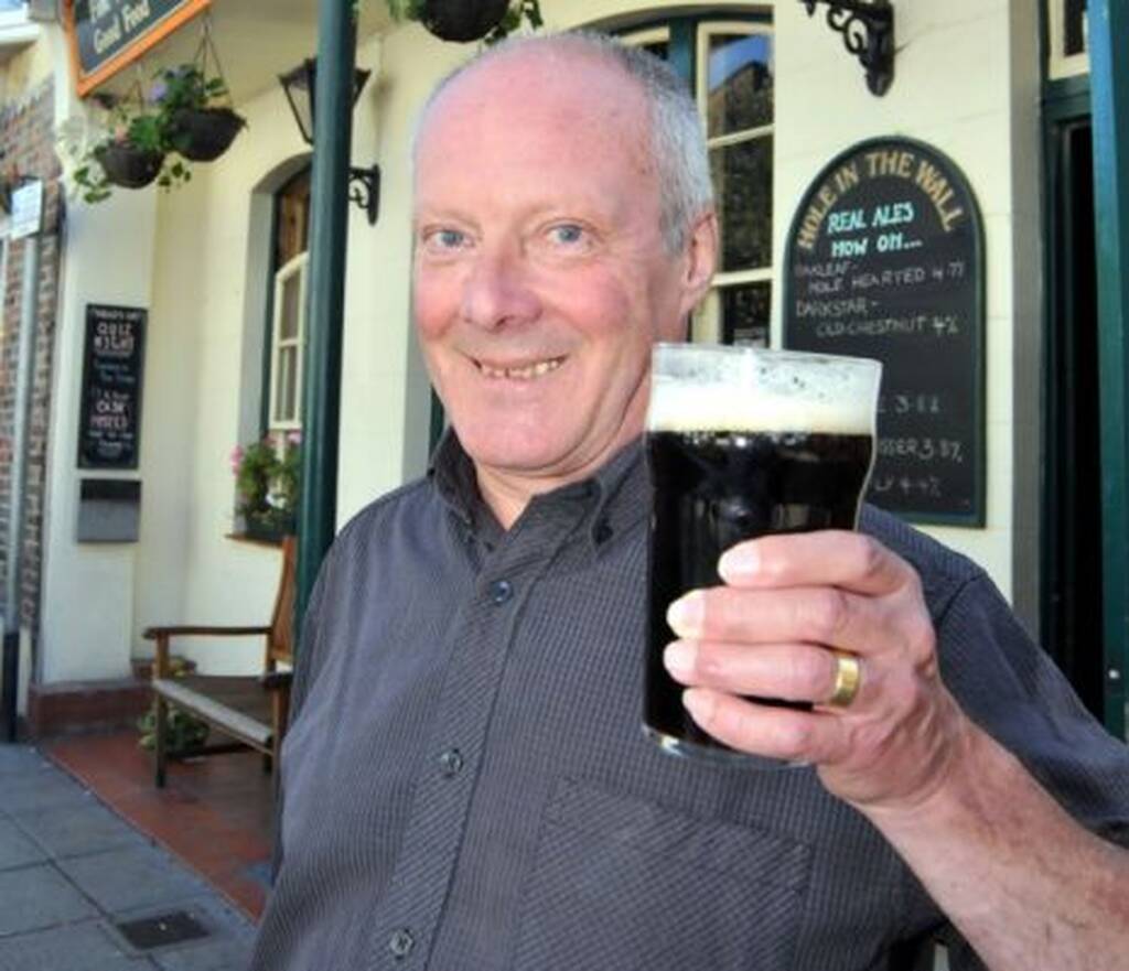 Αυτός ο Βρετανός έσπασε το ρεκόρ Guinness όταν επισκέφτηκε 51 pubs σε 24 ώρες - ΠΕΡΙΕΡΓΑ