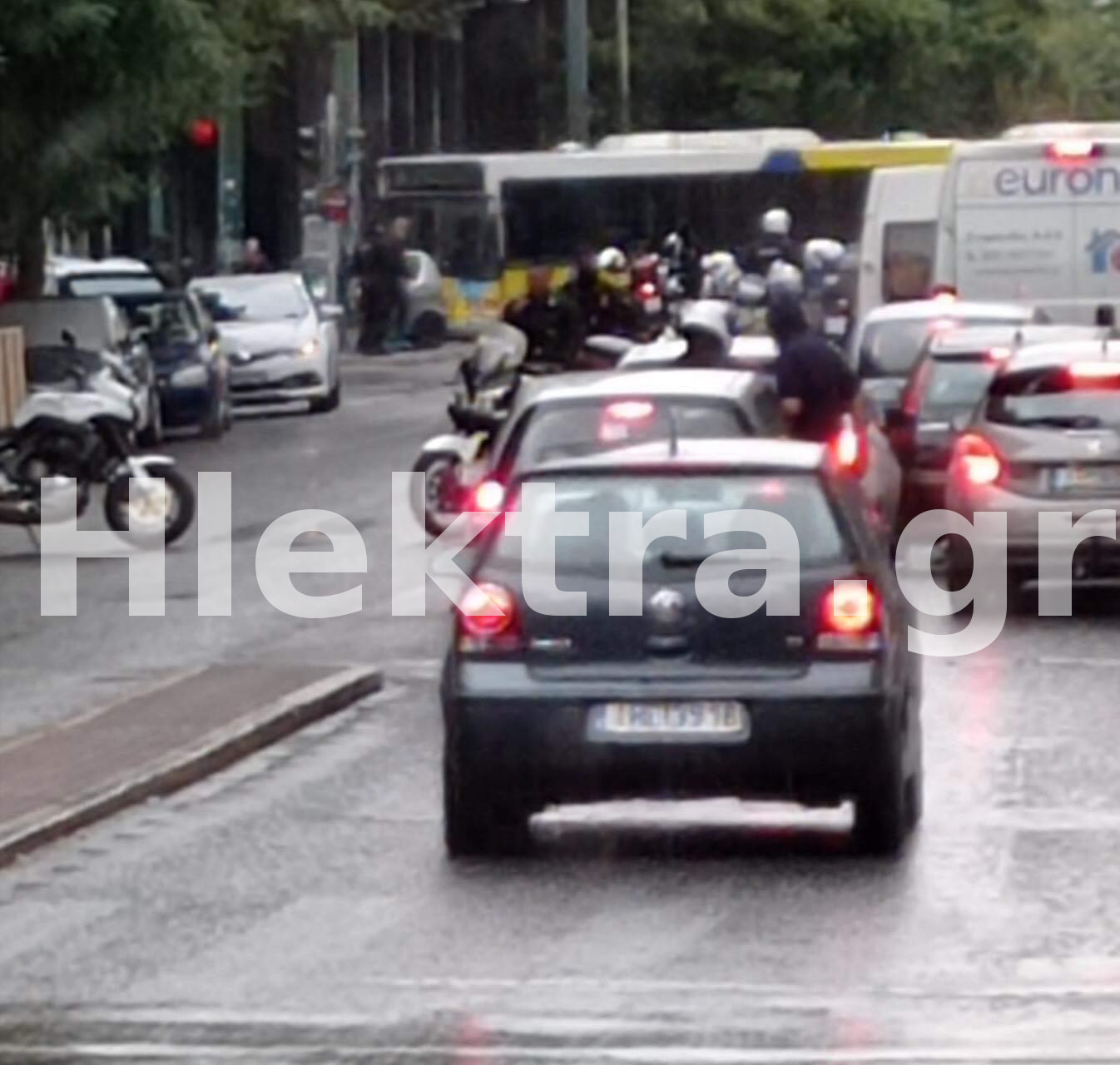 Πυροβολισμοί στο κέντρο της Αθήνας: Αυτοκίνητο εμβόλισε αστυνομικούς, ένας τραυματίας - ΕΛΛΑΔΑ