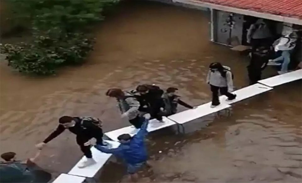 Κακοκαιρία «Μπάλλος» – Νέα Φιλαδέλφεια: Μαθητές έφτιαξαν… γέφυρα με θρανία για να βγουν από πλημμυρισμένες τάξεις - ΕΛΛΑΔΑ
